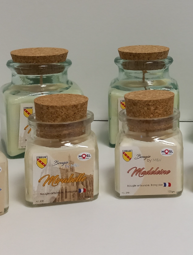 Bougies naturelles dans des contenants en verre recyclé : parfums cannelle douce, eucalyptus, mon beau sapin, feu de bois, madeleine et mirabelle de Metz