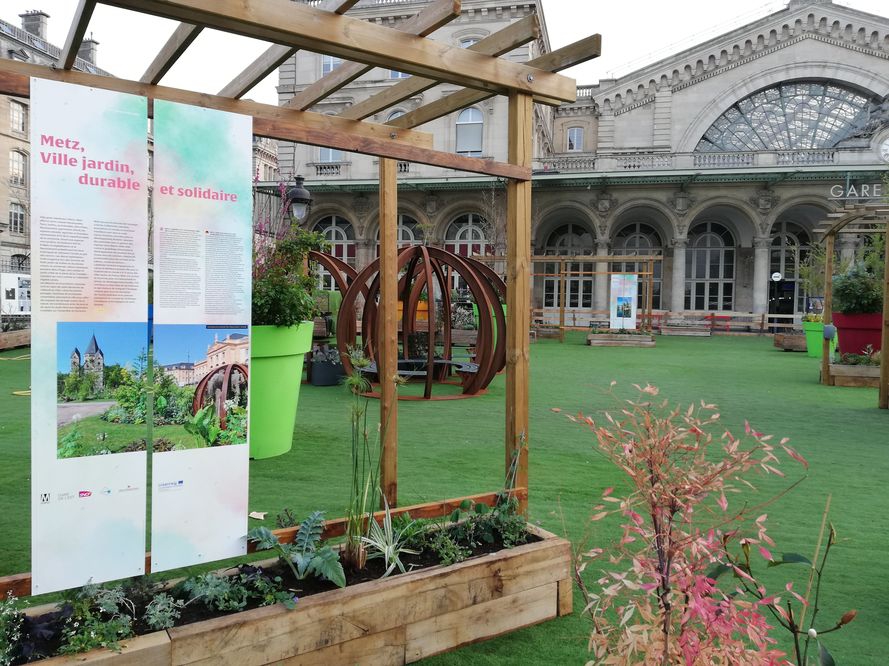 Jardin devant la gare de l'Est à Paris