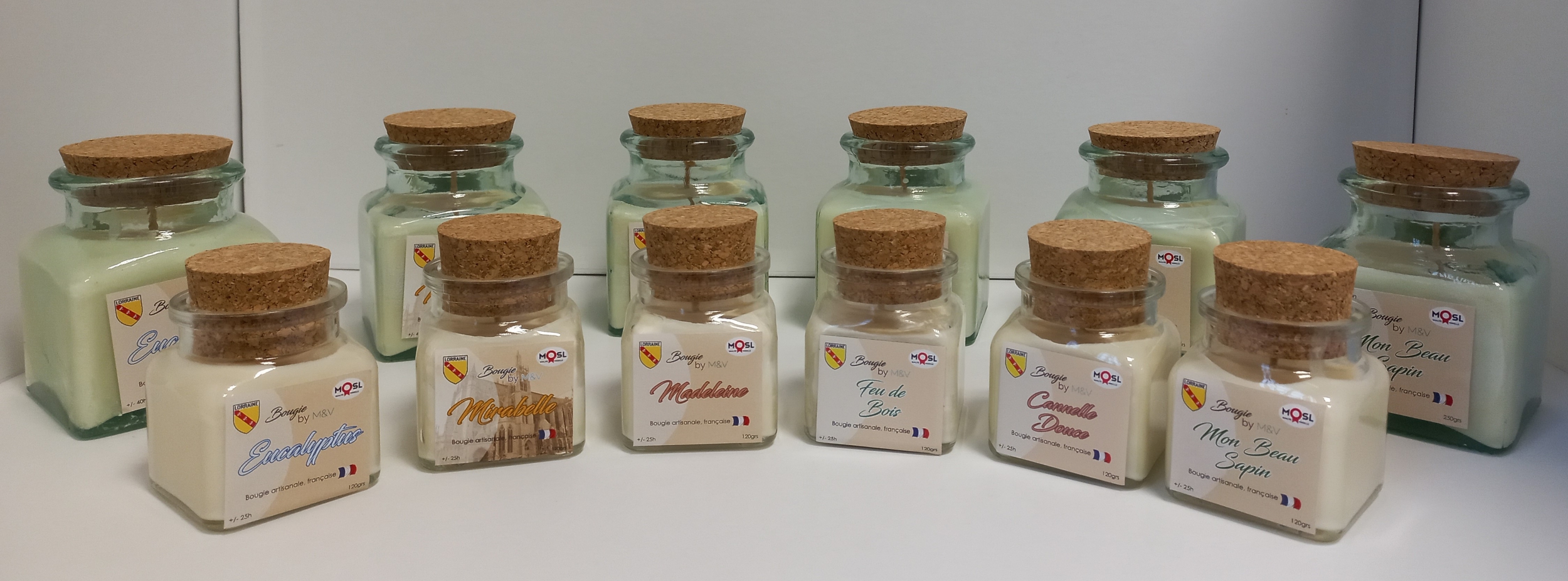 Bougies naturelles dans des contenants en verre recyclé : parfums cannelle douce, eucalyptus, mon beau sapin, feu de bois, madeleine et mirabelle de Metz