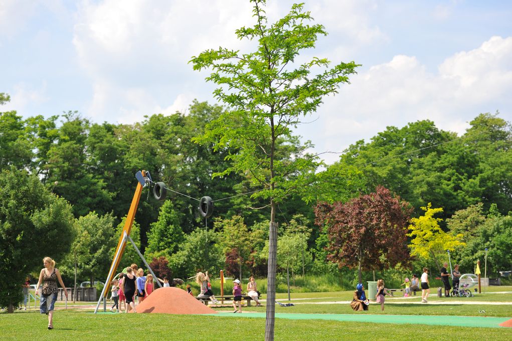 Aire De Jeux Enfants Jardins Jean Marie Pelt Parc De La Seille Agence Inspire Metz Office De Tourisme
